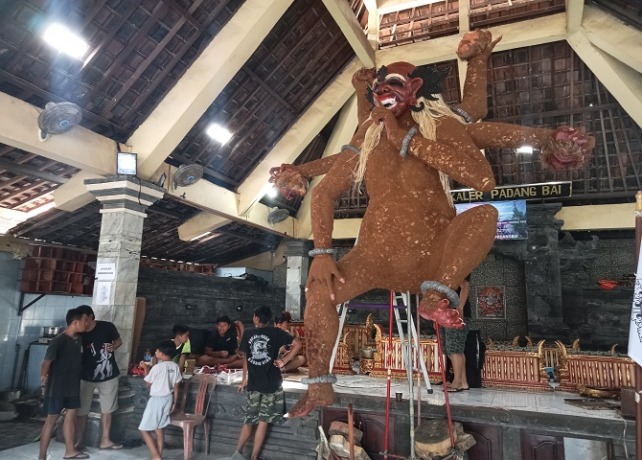 BATOK KELAPA: Ogoh-ogoh Nyuh Brahma di Banjar Kaler, Desa Padangbai, Manggis, Karangasem yang berbahan serba kelapa. (ADI PRABWA/BALI EXPRESS)