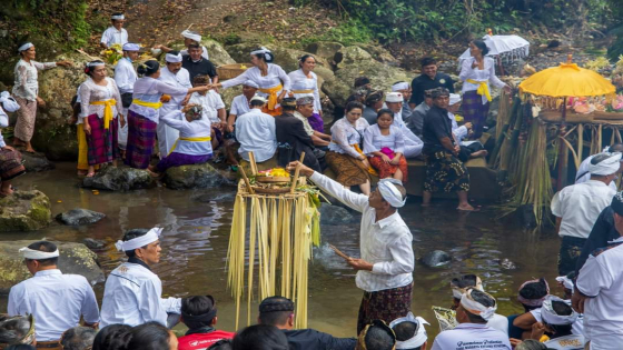 NGANGKID : Prosesi Ngangkid di Desa Pedawa, Senin (27/2) siang.Putu Mardika/Bali Express
