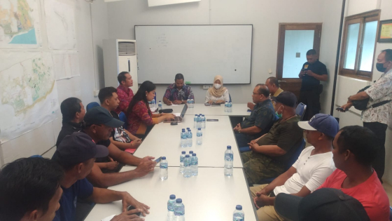 MEDIASI : Suasana pertemuan antara karyawan dan manajemen PT Bali Raga Wisata terkait tutuntan kenaikan gaji, Selasa (7/3). Ist