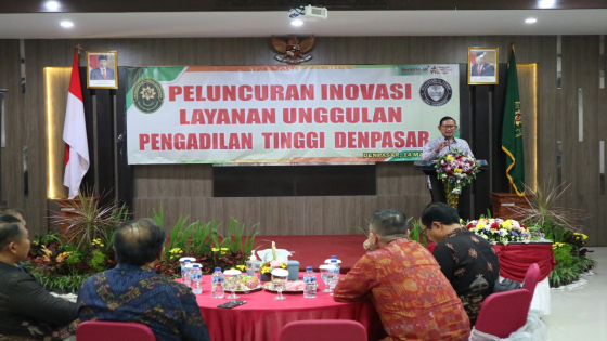 UNGGULAN : Ketua Pengadilan Tinggi Denpasar H. Mochamad Hatta meluncurkan tiga layanan unggulan PT Denpasar, Selasa (14/3).