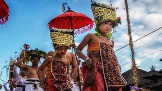 SAKRAL : Tari Daha Malom Desa Adat Ngis, Karangasem masolah saat upacara yadnya. Ist