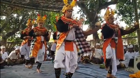 DADAP : Pementasan Tari Baris Dadap di Banjar Kangkaang. Ist