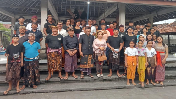 APRESIASI: I Nyoman Suyasa dan Kadek Weisya Kusmiadewi foto bersama usai memberikan apresiasi kepada Sekaa Yowana di Perasi, Desa Pertima,Karangasem, Selasa (14/3). Ist