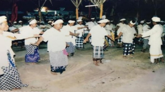 REJANG TEGAK : Tari Rejang Tegak saat Karya Gede di Pura Puseh Desa, Desa Adat Busungbiu, Buleleng. Ist