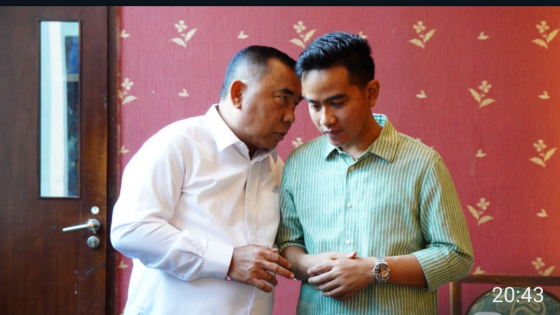 AKRAB : Bupati Jembrana I Nengah Tamba (kiri) berbincang akrab dengan Wali Kota Solo Gibran Rakabuming di Royal Surakarta Heritage Solo, Jumat  (17/3). Humas Pemkab Jembrana for Bali Express