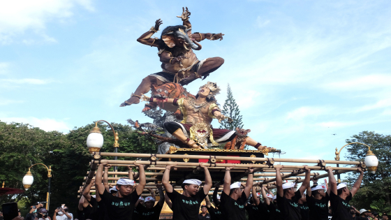 KESANGA FESTIVAL : Salah satu ogoh-ogoh yang diarak saat Kesanga Festival di Catur Muka Denpasar, Sabtu (18/3).Agung Bayu/Bali Express