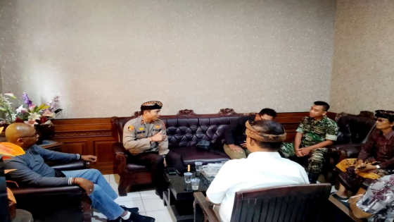 PERTEMUAN : Pihak Desa Adat Kepaon bersama pihak terkait saat melakukan pertemuan dengan pihak Kampung Islam Kepaon terkait viralnya video warga yang ramai saat Nyepi lalu.  Ist