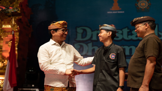 DHARMA SHANTI : Sekda Badung Adi Arnawa menghadiri acara Dresta Lango Dharma Shanti XVII Desa Adat Bualu tahun 2023 di Catus Pata Desa Adat Bualu, Kamis (23/3). Prokompim Setda Badung for Bali Express