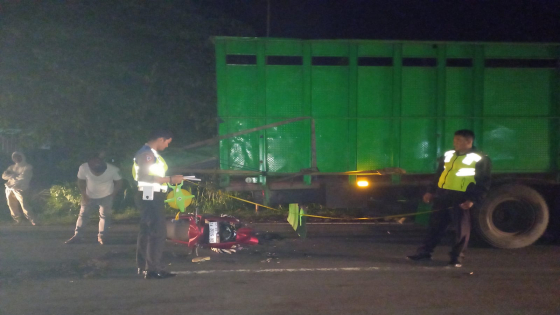 OLAH TKP : Polisi dari Polres Bangli melaksanakan olah tempat kejadian perkara (TKP) di lokasi kecelakaan yang mengakibatkan Ni Ketut Risnadewi meninggal dunia. (Istimewa)