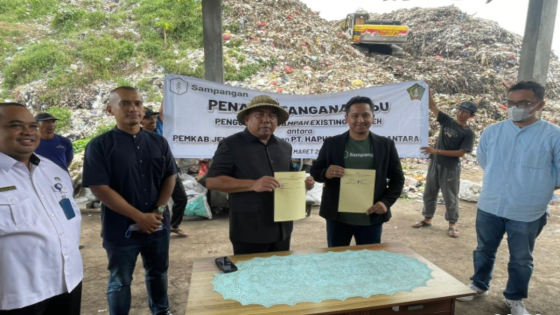 KERJA SAMA : Bupati Jembrana I Nengah Tamba melaksanakan Nota Kesepahaman atau MOU (Memorandum of Understanding) dengan pimpinan  PT. Hapus Sampah Nusantara (Sampangan), Muhammad Fauzal Rizki di Kawasan TPA Peh, Desa Kaliakah, Kecamatan Negara, Rabu (29/3