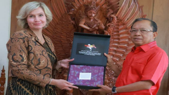 BANK DUNIA : Gubernur Bali Wayan Koster saat menerima Bank Dunia di Jayasabha, Denpasar, Rabu (29/3).Humas Pemprov Bali for Bali Express