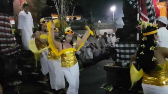 DEDARI : Tari Dedari dipentaskan saat Mekenak Kenakan di Pura Desa, Desa Adat Penatahan Tabanan. Ist