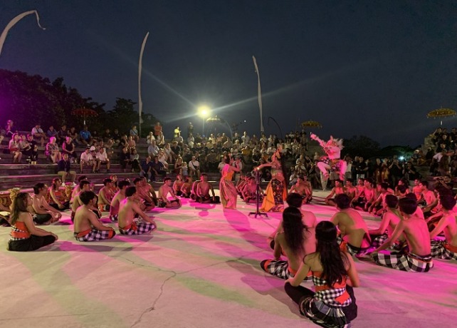 ATRAKSI BUDAYA: Atraksi Kecak and Barong Dance Show di Pulau Peninsula, ITDC Nusa Dua. (RIKA RIYANTI/BALI EXPRESS)