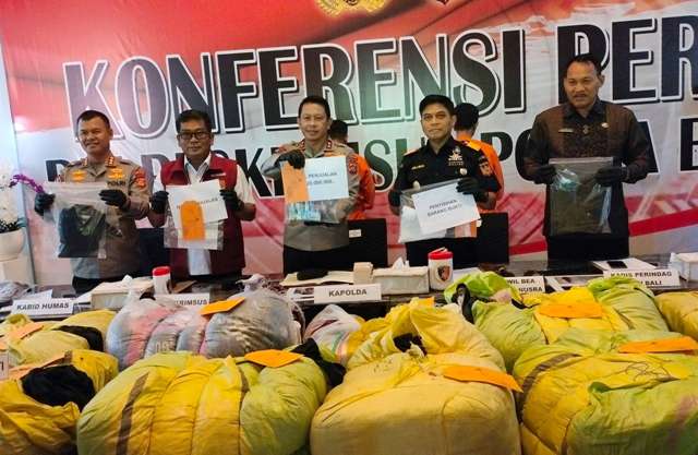 PENGEPUL: Kepolisian beberkan ratusan ball pakaian bekas import yang disita dari dua pengepul di Kampung Kodok. (AGUNG BAYU/BALI EXPRESS)