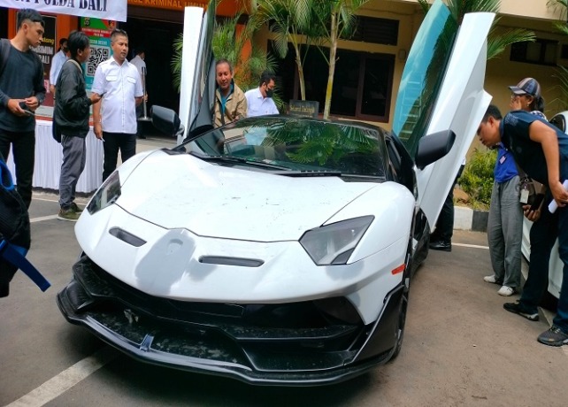 BEBERKAN: Kabidhumas Polda Bali Kombespol Stefanus Satake Bayu Setianto bersama Wadireskrimum AKBP Suratno membeberkan mengenai perkembangan kasus Lamborghini plat palsu. (AGUNG BAYU/BALI EXPRESS)