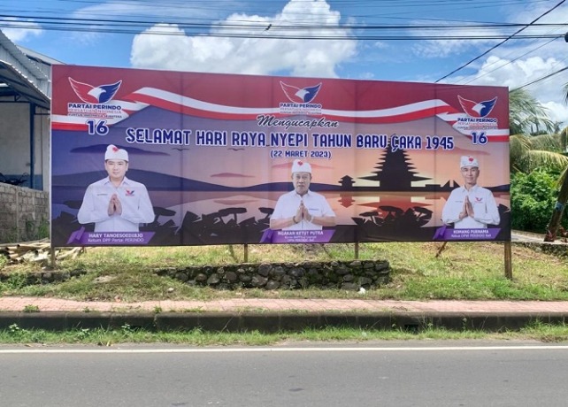 TEBAR PESONA : Salah satu baliho Ngakan Ketut Putra yang terpasang di sejumlah titik di Kota Gianyar, Minggu (5/3). (ISTIMEWA)