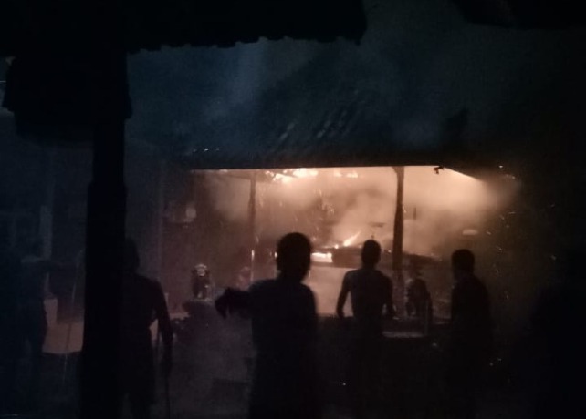 HANGUS : Kebakaran melanda Balai Pengaruman Pura Panti Duur, Selasa dini hari (7/2). (ISTIMEWA)