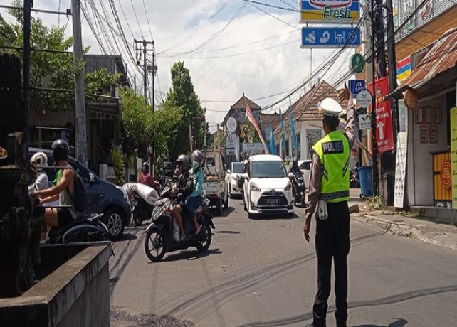 MACET :  Personil Dishub Gianyar dan Satlantas Polres Gianyar saat mengurai arus lalin macet di simpang Pengosekan Ubud, Rabu (15/3). (ISTIMEWA)