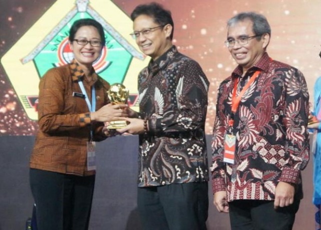 AWARD : Kabupaten Gianyar menerima penghargaan UHC. (ISTIMEWA)