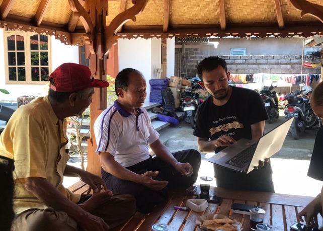 REKONTRUKSI : Proses rekontruksi tari Pancasila bersama para penari dan penabuh terdahulu yang pernah mementaskan tari Pancasila saat kemerdekan. (DIAN SURYANTINI/BALI EXPRESS)