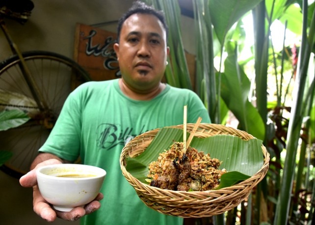 SEDAP : Kuliner lawar empas di Warung Jik Tonk. (AGUNG BAYU/BALI EXPRESS)