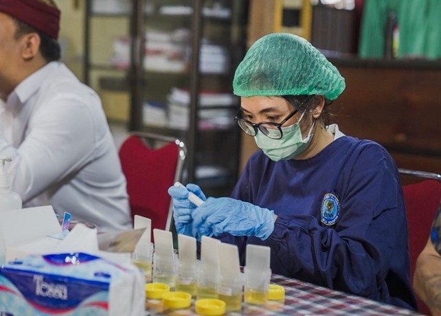 TES : Kegiatan tes urin di desa Patas, Kecamatan Gerokgak. (DIAN SURYANTINI/BALI EXPRESS)