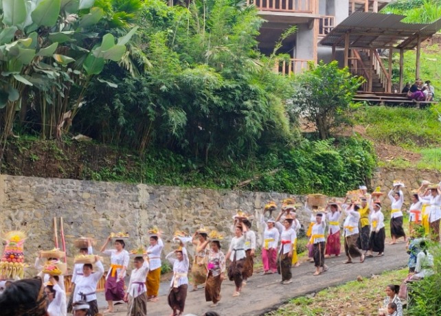 NGANGKID : Prosesi Ngangkid di desa Pedawa. Tradisi ini merupakan ritual penyucian roh setara dengan Nyekah di Bali. (DIAN SURYANTINI/BALI EXPRESS)