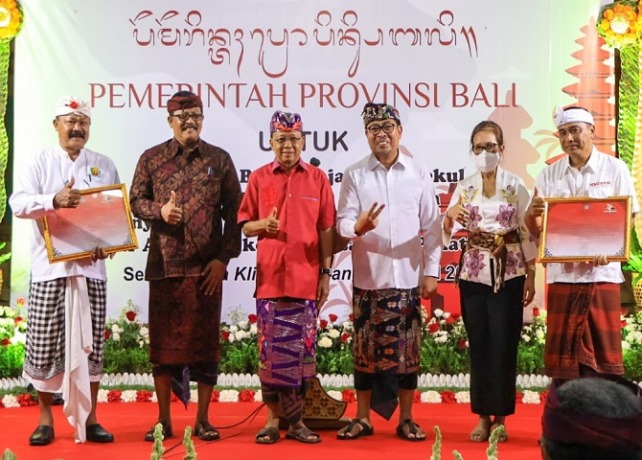 GUBERNUR : Gubernur Bali, Wayan Koster saat menyerahkan hibah tanah Pemerintah Provinsi Bali kepada Desa Adat di Denpasar. (Humas Pemprov Bali for Bali Express)