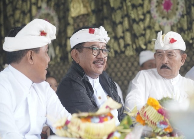WAGUB : Wakil Gubernur Bali Tjokorda Oka Artha Ardhana Sukawati menghadiri Upacara Meprani/Pepranian di Pura Ulun Danu Batur. (Humas Pemprov Bali for Bali Express)