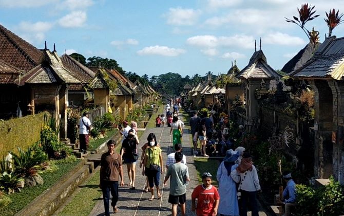 Wisatawan berkunjung ke Desa Wisata Penglipuran, Kabupaten Bangli, Bali saat libur Lebaran 2023.