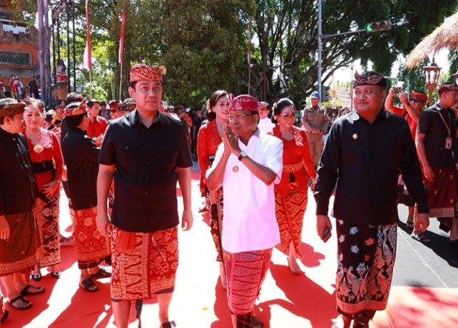 GUBERNUR : Gubernur Bali, Wayan Koster saat membuka Pawai Budaya serangkaian memperingati Hari Jadi ke-252 Kota Gianyar di halaman Balai Budaya Gianyar, Selasa (18/4). (Humas Pemprov Bali for Bali Express)