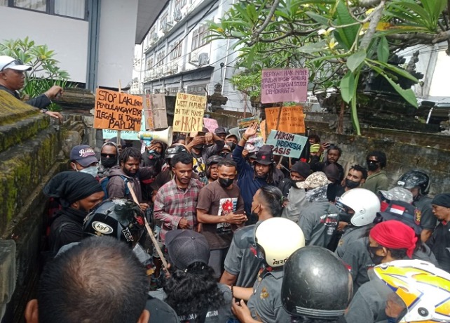BENTROK: Massa Aksi dari AMP Bali yang membawa poster ricuh dengan ormas PGN Bali. (ISTIMEWA)