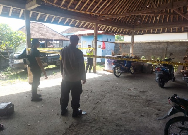 OLAH TKP: Personil Polsek Bebandem melakukan olah TKP di Balai Banjar Telaga, Banjar Dinas Beji, Desa Bungaya, Bebandem, Minggu (16/4). (ISTIMEWA)