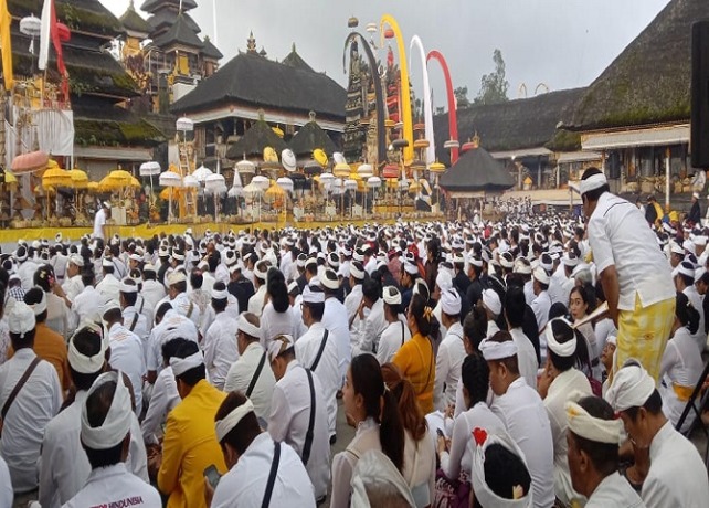 NYINEB: Sembahyang bersama di Pura Agung Besakih, Rendang, Karangasem, Rabu (26/4). (ISTIMEWA)