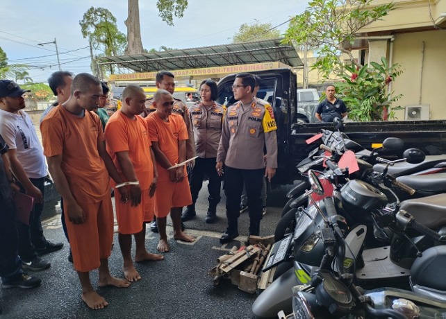 BEBERKAN: Ketiga tersangka curanmor membeberkan aksinya di Polres Badung. (I GEDE PARAMASUTHA/BALI EXPRESS)