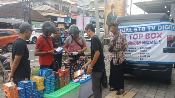 PENJUAL STB : David, penjual STB yang datang dari Jakarta menghabiskan lebih dari 500 buah STB selama dua hari berjualan di pinggir Jalan A Yani, Kediri, Tabanan.  Ist