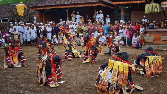 WAJIB PENTAS : Tari Baris Buntal di Desa Pengotan wajib dipentaskan saat upacara Dewa Yadnya. Ist