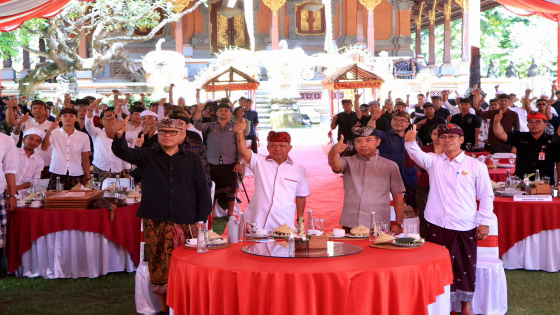 KOMITMEN : Gubernur Bali Wayan Koster saat menyerahkan hadiah Lomba Ogoh-Ogoh se-Bali Tahun 2023 di tingkat Kabupaten/Kota se-Bali.Humas Pemprov Bali for Bali Express.Humas Pemprov Bali for Bali Express