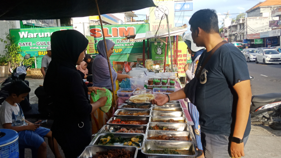 JUAL TAKJIL : Sejumlah pedagang takjil di depan Masjid Al -Huda Kediri. Ist