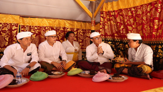 MAMUKUR : Wali Kota Denpasar I Gusti Ngurah Jaya Negara (dua dari kanan) hadir dalam upacara Mamukur massal di Griya Gede Delod Pasar Intaran. Ist