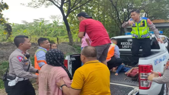 EVAKUASI : Petugas mengevakusi korban kecelakaan di Tol Cipali KM 153 di Majalengka, Jawa Barat, Selasa (25/4). JPG