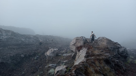 KEMBALI : Wisatawan mendaki Gunung Agung setelah jalur pendakian kembali dibuka menuju puncak Gunung Agung. Ist
