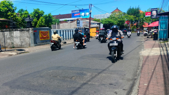 BANYAK TAMBALAN : Kondisi Jalan Nangka Utara, Denpasar, yang penuh dengan bekas tambalan pipa PDAM. Agung Bayu/Bali Express