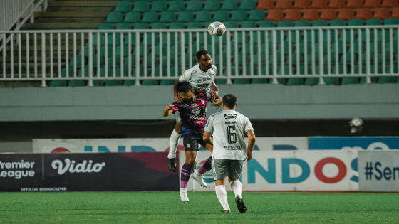 SEUMUR JAGUNG: Wellington Carvalho (atas sundul bola) resmi mengakhiri kerjasamanya dengan Bali United. Media Bali United/Bali Express  