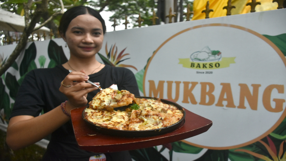 UNIK : Bakso Pizza berlapiskan lelehan keju mozzarella bahkan topingnya kikil dan babat.  Agung Bayu/Bali Express