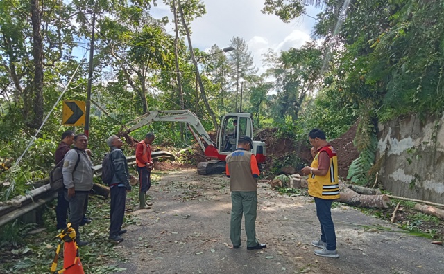 LONGSOR: Longsor di Dusun Tegenan, Desa Menanga, Rendang mengganggu akses jalan, pada Selasa (4/4). (I WAYAN ADI PRABAWA/BALI EXPRESS)