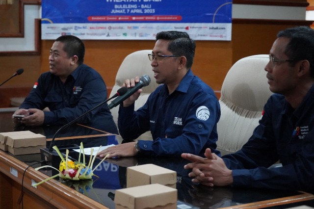 RAKER AMSI BALI: Kadis Kominfosanti, Ketut Suwarmawan saat bicara di depan peserta pelatihan Cek Fakta dan Raker AMSI Bali, di Singaraja, Jumat (7/4).  (ISTIMEWA)