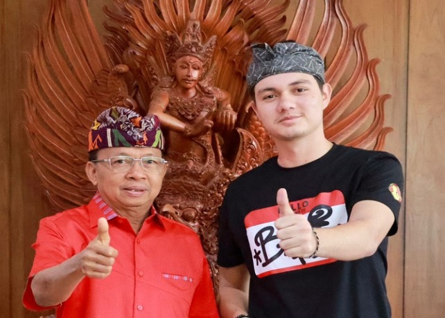 GUBERNUR : Gubernur Bali Wayan Koster menerima kunjungan Nyoman Paul Fernando Aro beserta keluarga di Jaya Sabha, Denpasar. (Humas Pemprov Balo for Bali Express)