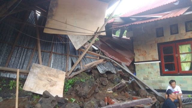 LONGSOR: Kondisi rumah warga yang tertimpa longsor. (ISTIMEWA)