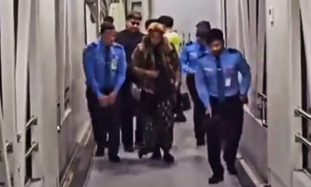 Petugas AVSEC terlihat mengawal Habib Bahar